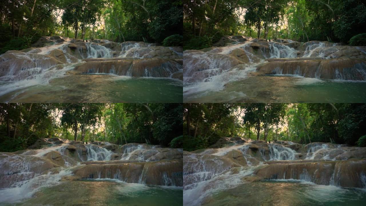 瀑布在牙买加。邓恩河瀑布和牙买加公园。Ocho里奥斯。