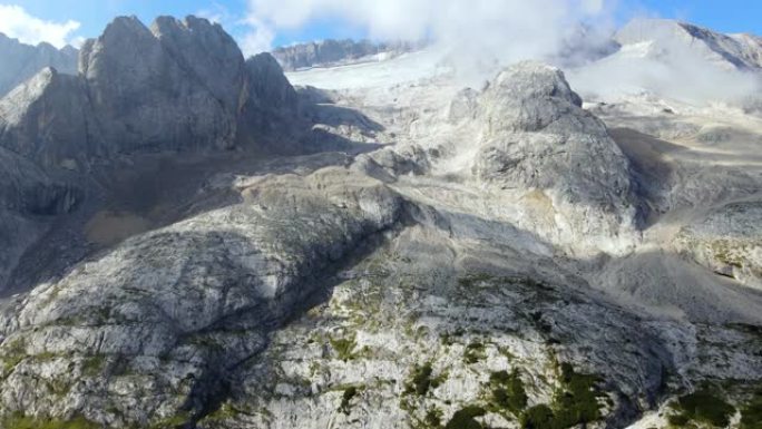 意大利白云岩中马尔莫拉达山北面的鸟瞰图