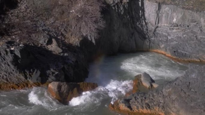鸟瞰图。排水量大，流量大。彩虹。卡斯卡塔德尔马尔莫尔是最大的人造瀑布。意大利翁布里亚的特尔尼。水力发