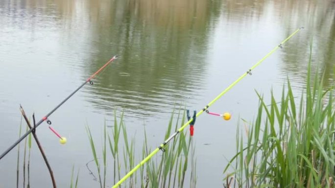 钓鱼时，将彩色的拨浪鼓放在钓鱼竿上。杆尖端的咬合信号。叮咬警报会提醒你被咬。渔具特写。