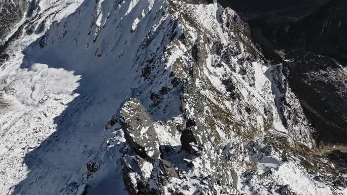 梅里雪山荒芜之地荒凉岩石白雪裸露山脊线