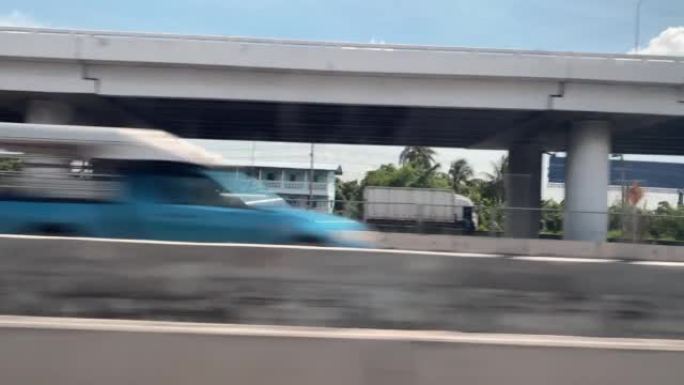 通过行驶中的汽车在道路上的侧窗观看。