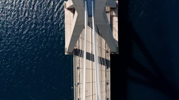 里约-安蒂里奥大桥无人机视图。