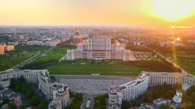 罗马尼亚日落时布加勒斯特市中心议会宫殿的空中无人机视图。周围的多个地区