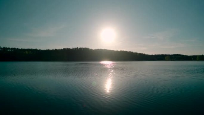 日落时的湖日落的湖面