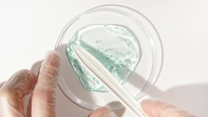 在Petri玻璃碗中的透明化妆品凝胶液。美容护肤产品样品。宏丸血清、乳膏、透明质酸。有机化妆品，药品