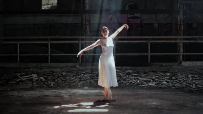 年轻女子美丽的芭蕾舞演员在黑暗中伴着烟背光跳舞。