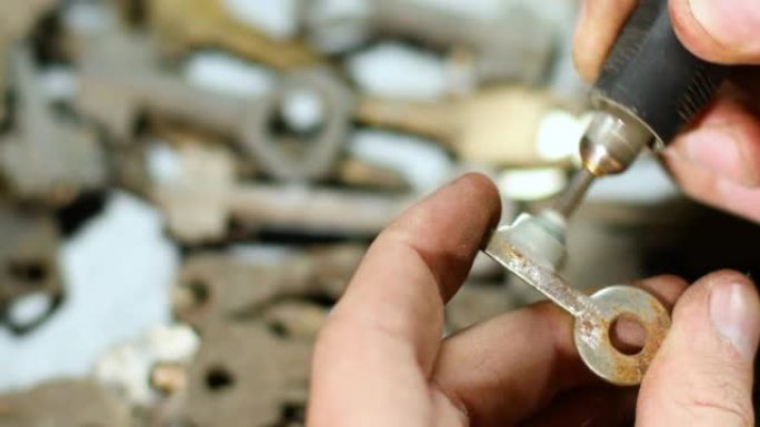 车间锁匠制造新钥匙，使用研磨雕刻机