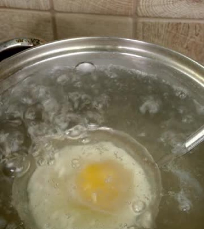 关于如何在沸水中理想的厨房水包中完美的荷包蛋的生活技巧。