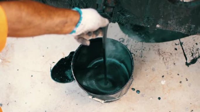 桶中的混合灰色混凝土和底漆-翻新。腻子溶液混合在黑色桶中。股票视频
