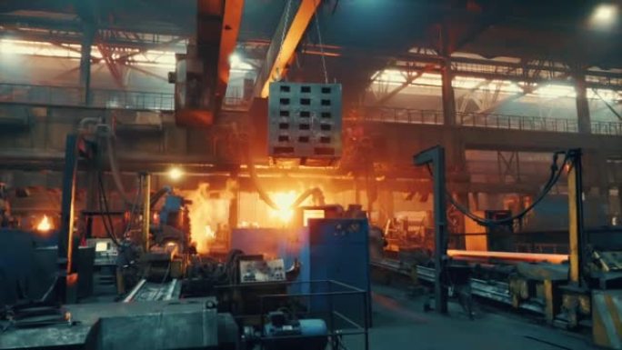 冶金厂或工厂的金属铸造。车间工业机器铁管的熔炼成型生产工艺