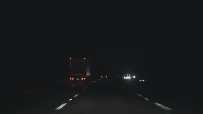 夜间高速公路上的交通