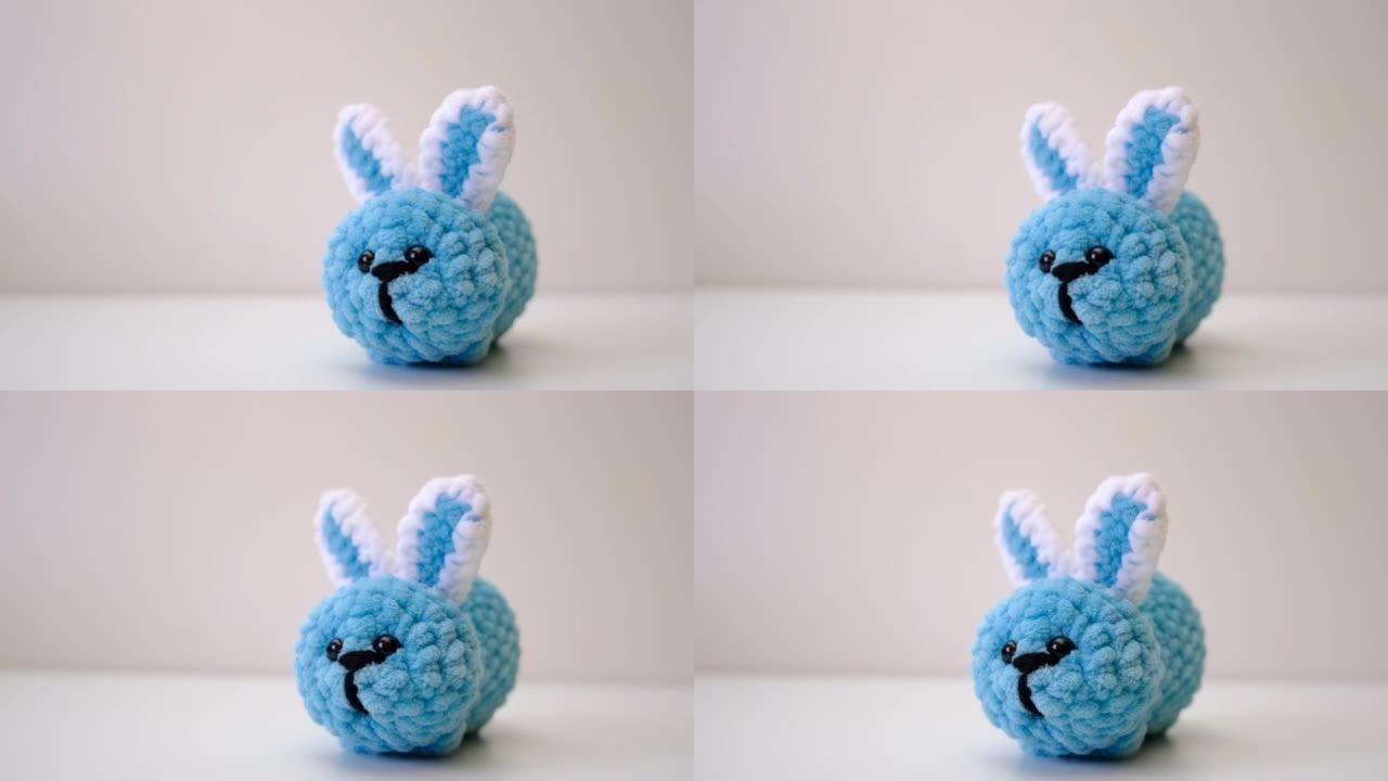 可爱的兔子的钩针玩具。
兔子毛绒玩具蓝绿色。摄像机运动