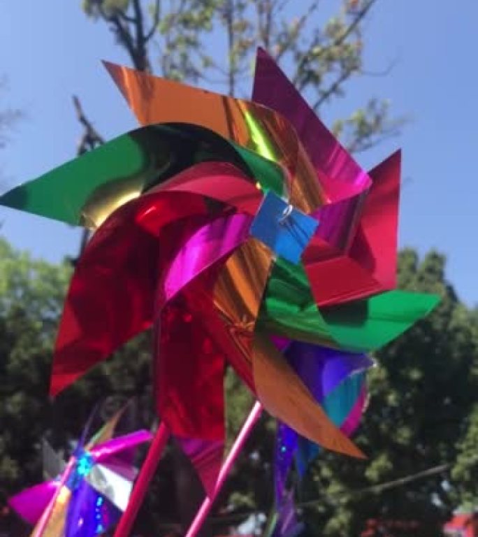 Reguilete，传统的墨西哥玩具反射五彩缤纷的光芒，并在空中旋转