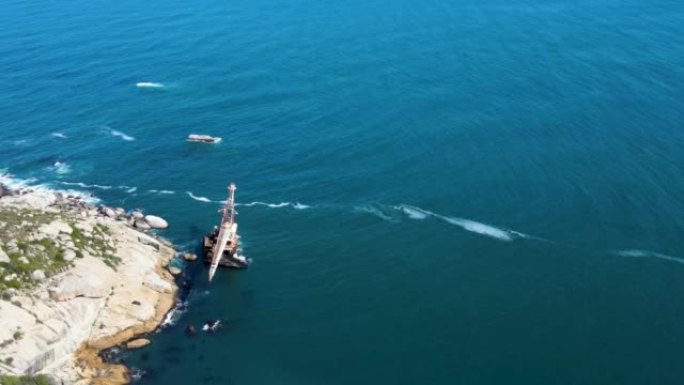 沉船起重机驳船的鸟瞰图位于桑迪湾海岸附近。