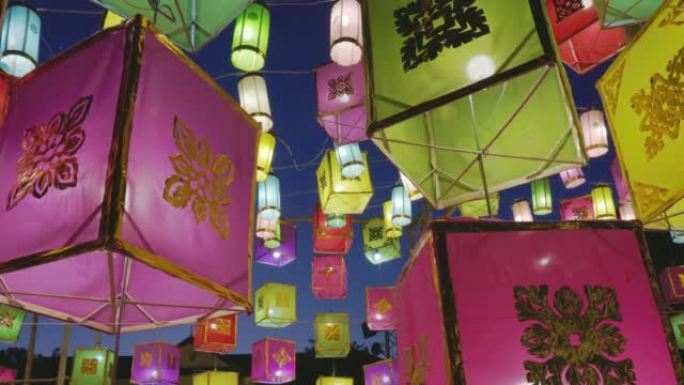 泰国清迈市中心周围装饰着怡鹏节上的纸灯笼。