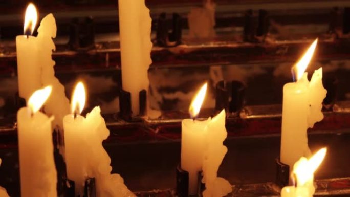 为纪念在乌克兰遇难的人，在圣殿中蜡蜡烛