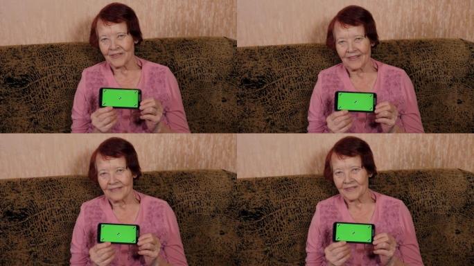 一位带着绿屏电话满脸皱纹的祖母的肖像。