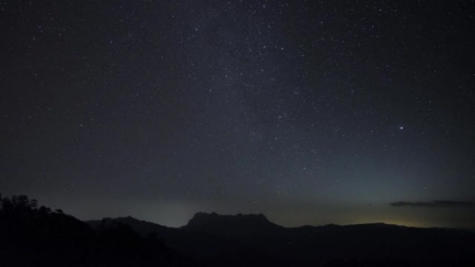 山上的星夜在黑暗的夜空中的星辰流逝。