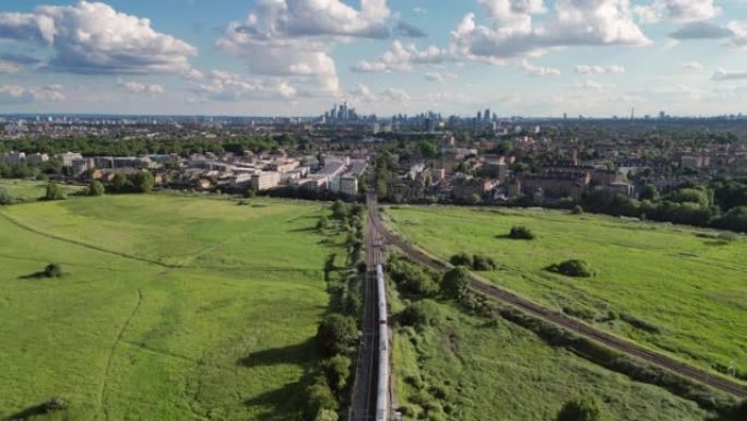 伦敦东部的沃尔瑟姆斯托沼泽。向西南方向看，靠近地面铁路网的伦敦市。从无人机的角度来看