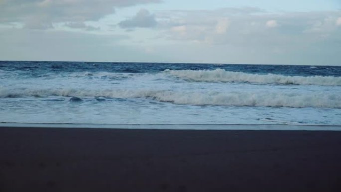 海浪低角度视图海水浪花沙滩