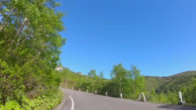 一条拥有美丽蓝天和清新绿色的山路