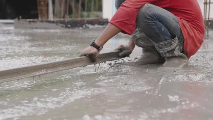 建筑工人在工地上建造找平层水泥地板。