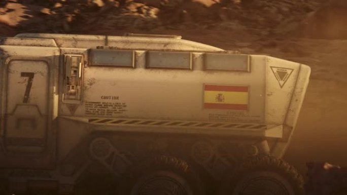 火星行星的太空殖民。放大带有西班牙国旗的火星探测器，探索行星表面垂直视频