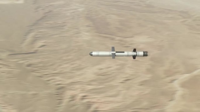发射巡航导弹飞越沙漠。
