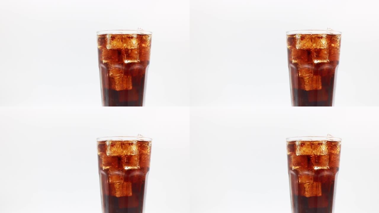 可乐加冰块特写。