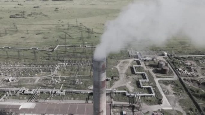 发电厂的烟熏烟囱鸟瞰图。发电，燃煤发电厂。燃料产生的浓烟。大气污染，有害排放物和全球变暖，生态问题