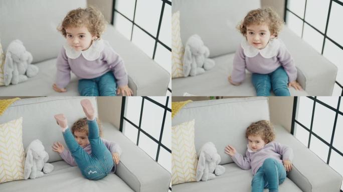 可爱的西班牙裔女孩坐在沙发上，家里有兔子娃娃