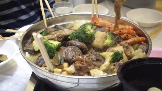 香港家庭在农历新年吃广东盆菜