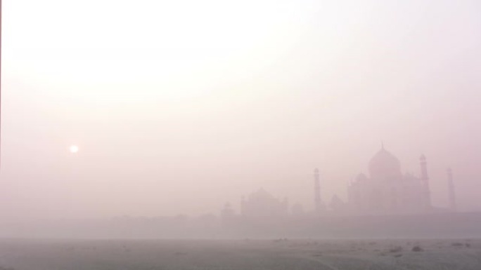 泰姬陵在雾中的日出-时光倒流