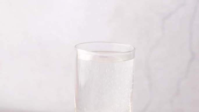 将泡腾片可溶性片剂滴入一杯水中