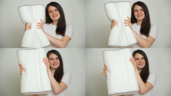 一名妇女压缩骨科枕头，枕头呈以前的形状