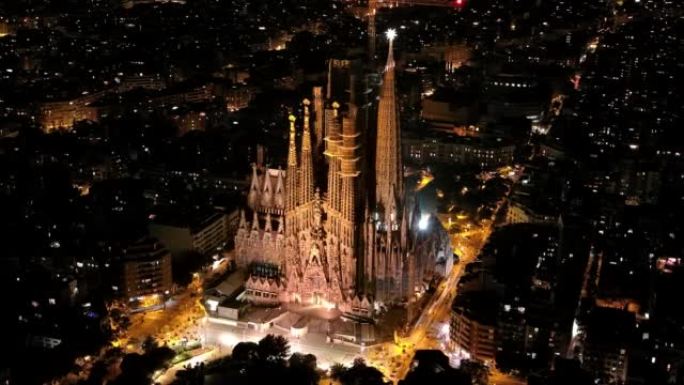巴塞罗那Eixample住宅区和著名的圣家大教堂晚上的鸟瞰图。西班牙加泰罗尼亚