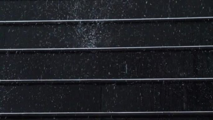 黑色楼梯台阶上下雨时，慢动作速度关闭掉落模式的场景，雨季雨滴的颗粒质地，雨后淹没街道。