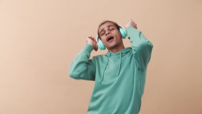 欢快的男人听音乐跳舞