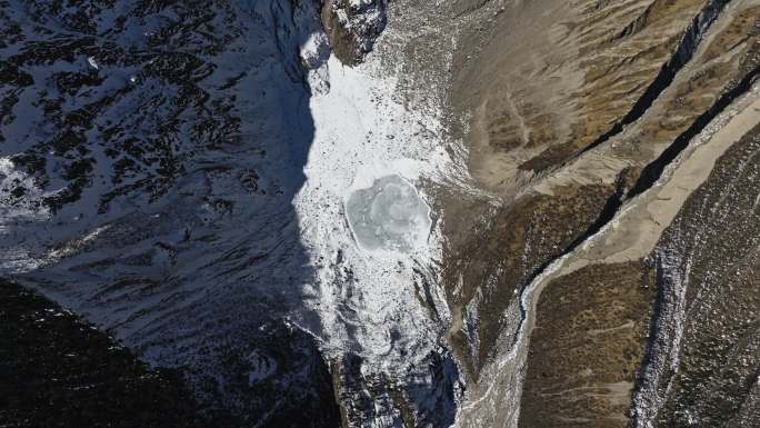 梅里雪山雨崩虫草线冰湖全景