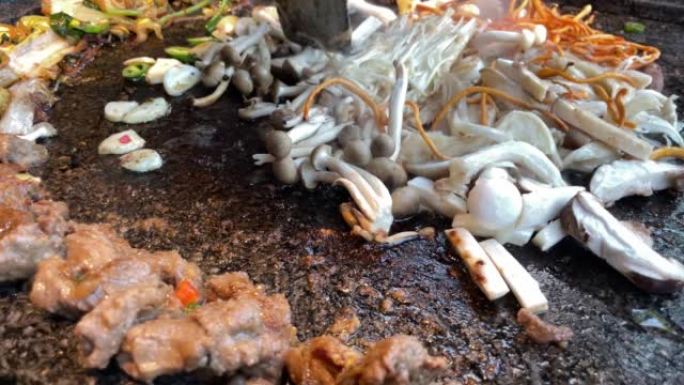 烧烤炉和烤牛肉菌菇金针菇菌类