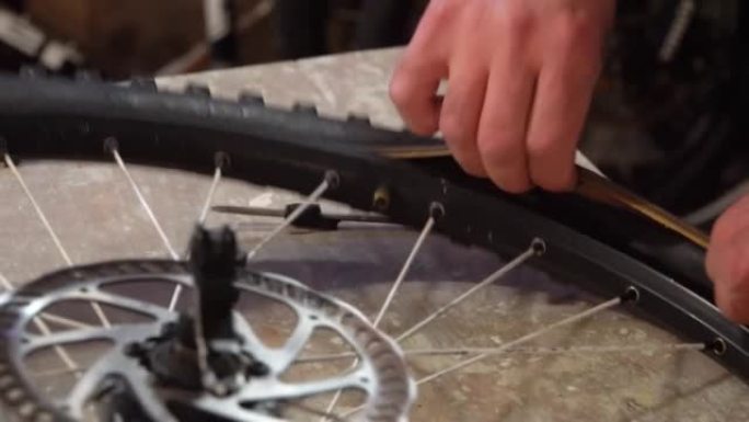 男性手修理自行车车轮