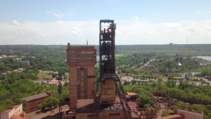 工业矿山红色铁矿石头架空中无人机起飞摄像机运动日落克里沃罗格乌克兰