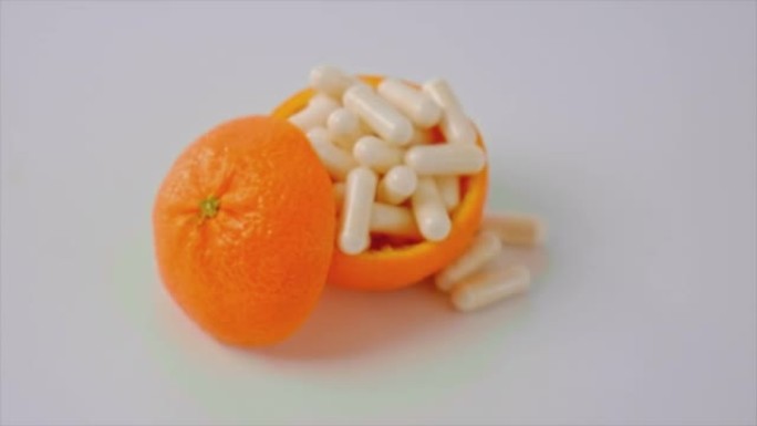 维生素c与橘子在白色背景。选择性聚焦。自然。