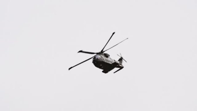 直升机在灰色的天空中飞行