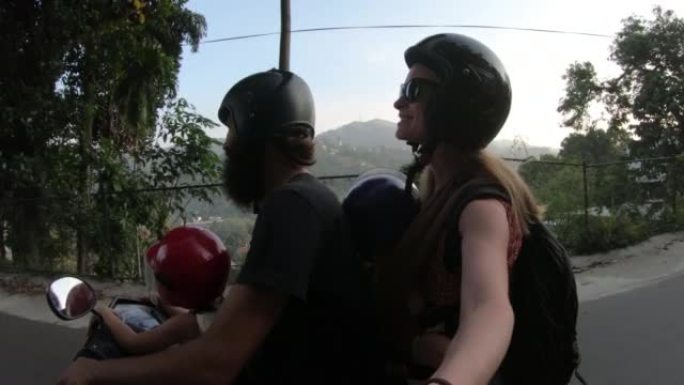 快乐的高加索家庭骑摩托车动作摄像机镜头