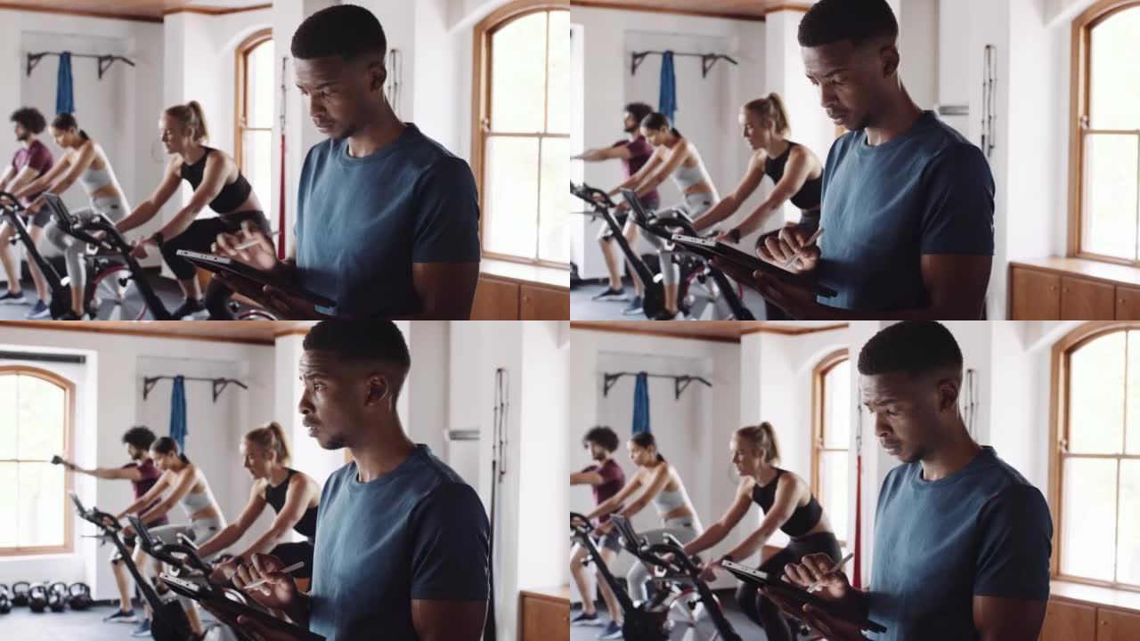 自信，知识渊博的年轻成年黑人男性在室内健身馆使用平板电脑