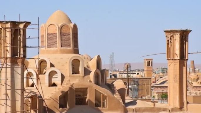 以城市建筑为背景的历史城堡全景图。探索伊朗历史遗产的概念
