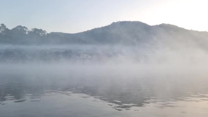 水面上的薄雾，泰国湄宏顺省班乐泰