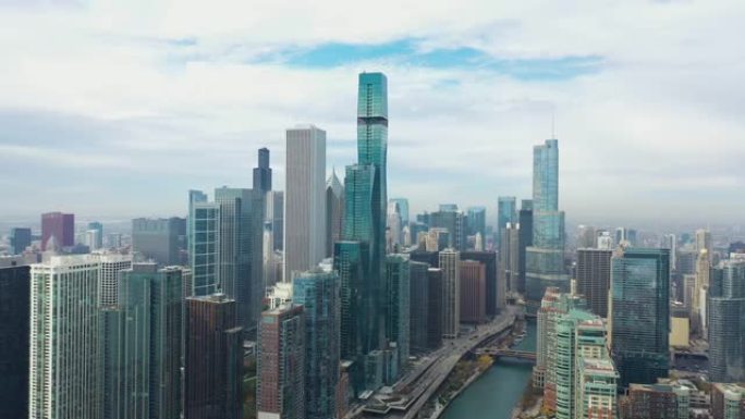 芝加哥天际线的鸟瞰图，美国沿河有摩天大楼。